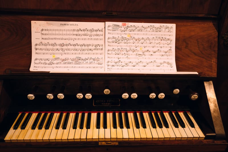 Walking through the medieval settlement of Ano Syros