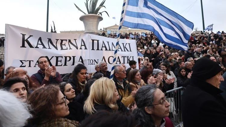 ΚΑΝΕΝΑ ΠΑΙΔΑΚΙ ΣΤΑ ΧΕΡΙΑ ΤΩΝ ΛΟΑΤΚΙ