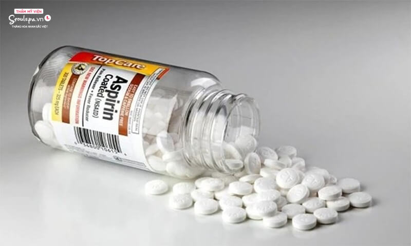 Lam trang da bang aspirin nen hay khong?