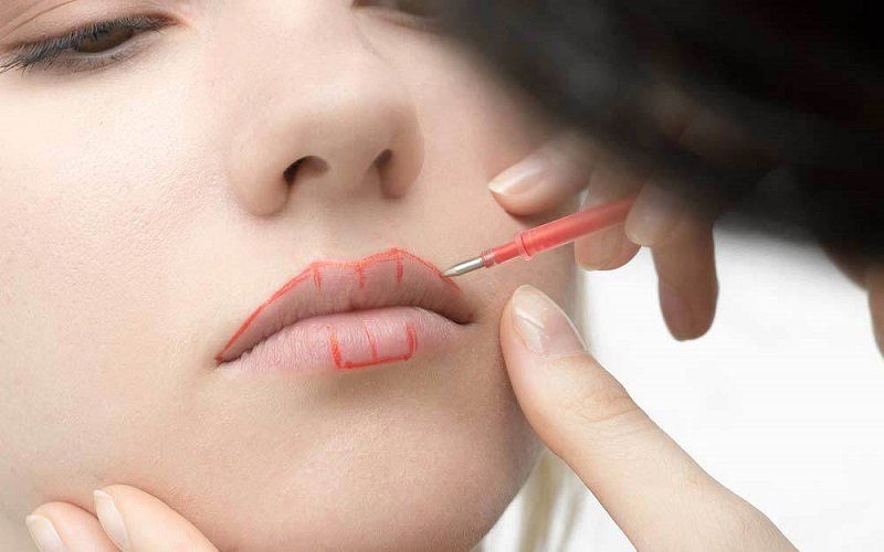 Giải Đáp Thắc Mắc Cho Phái Đẹp: Dặm Lại Môi Có Đau Không?