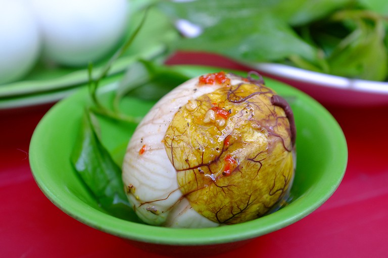 Xăm môi có được ăn trứng vịt lộn không? Có lợi hay có hại?
