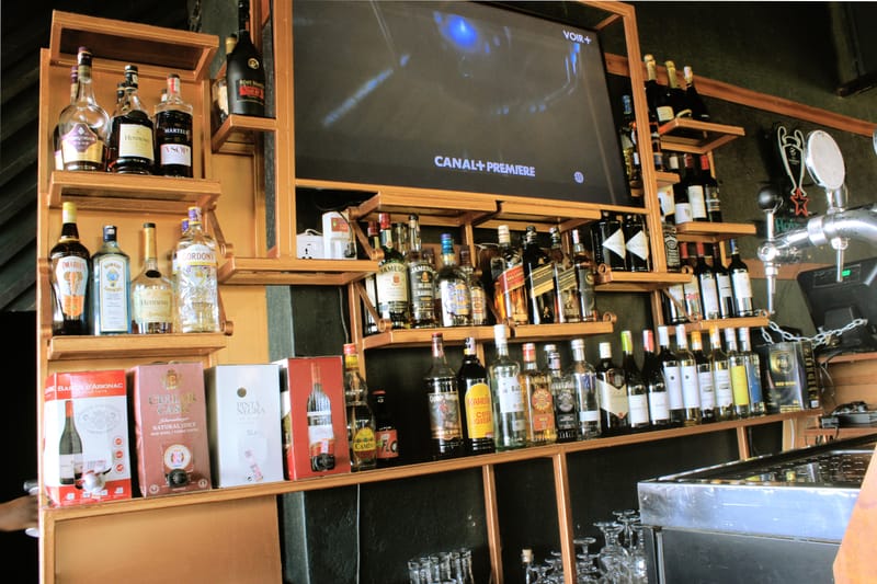 BAR &amp; RESTAURANT