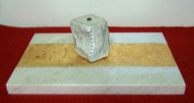 Mai 1968 pavé en marbre de carrare serti de diamant émeraude etc. sur sable d'or épreuve visible en suisse 2009