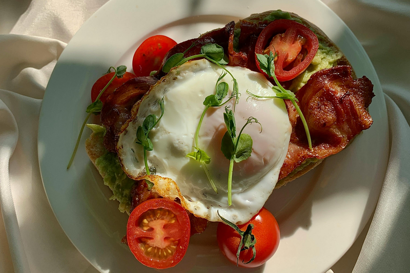 Ägg, bacon, falukorv, stekt potatis