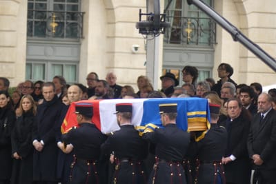 Quels sont les avancées de la République qu'a amené Robert Badinter à la France