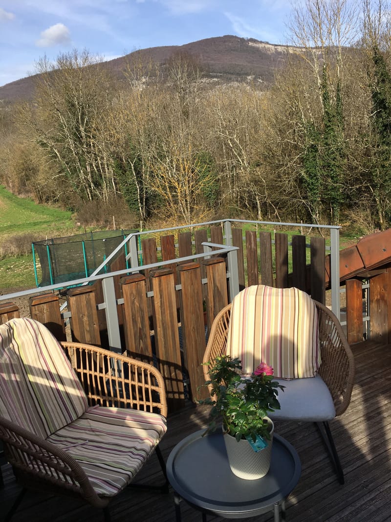 En terrasse ou en forêt, profitez de l'environnement calme du gîte