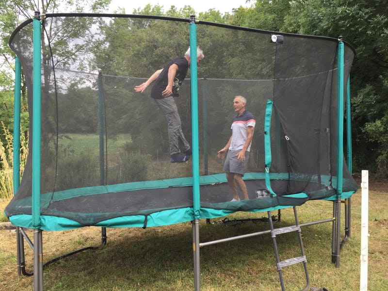 Un espace extérieur avec jeux ou repas/barbecue