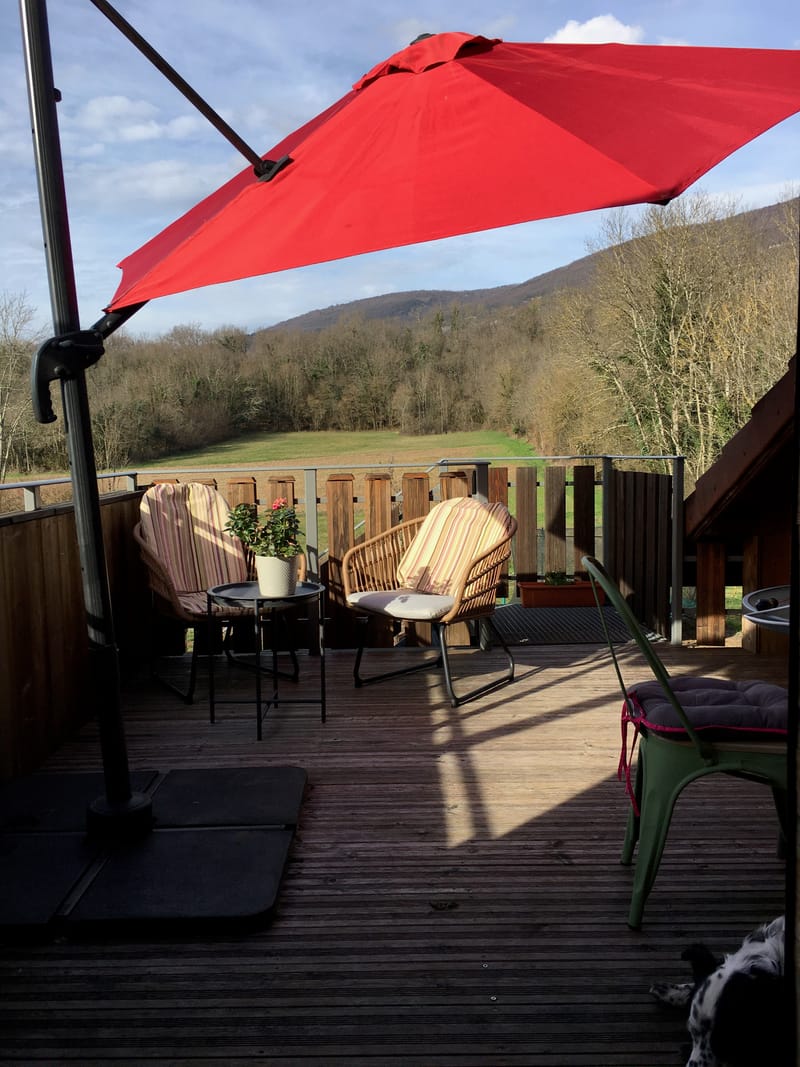 En terrasse ou en forêt, profitez de l'environnement calme du gîte