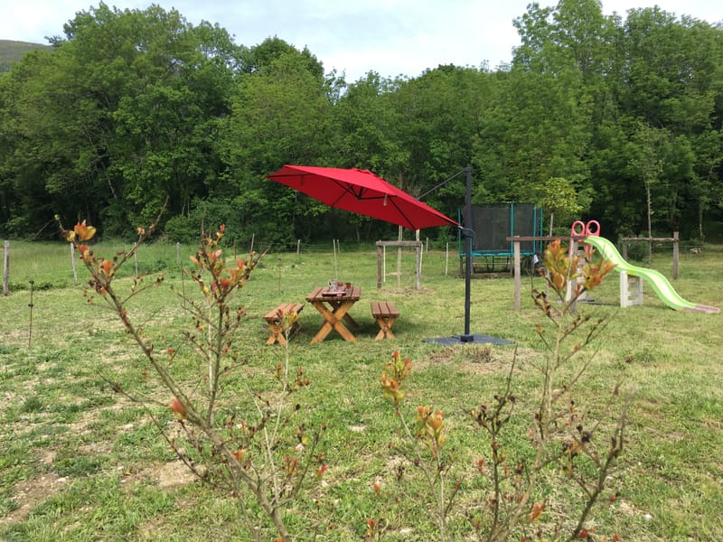 En terrasse ou en forêt, profitez de l'environnement calme du gîte
