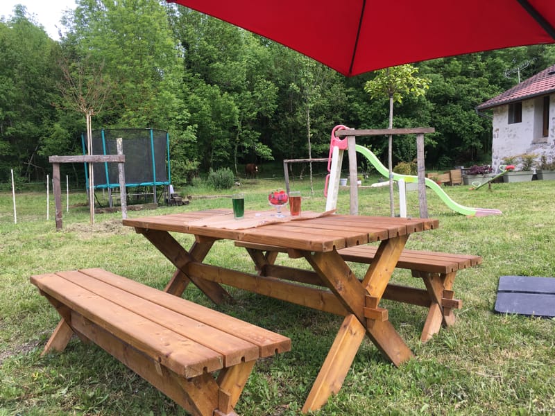 Un espace extérieur avec jeux ou repas/barbecue