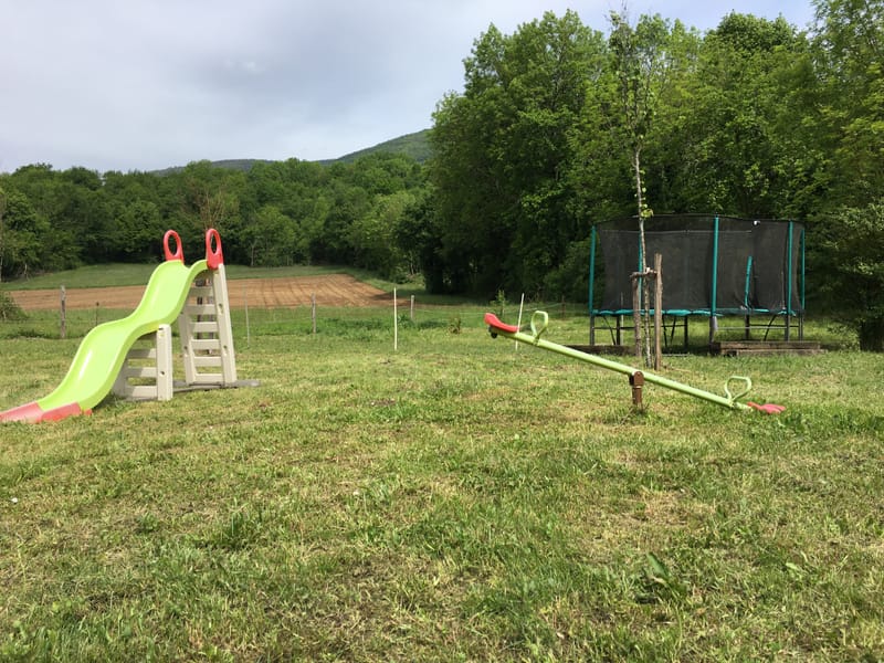 Un espace extérieur avec jeux ou repas/barbecue