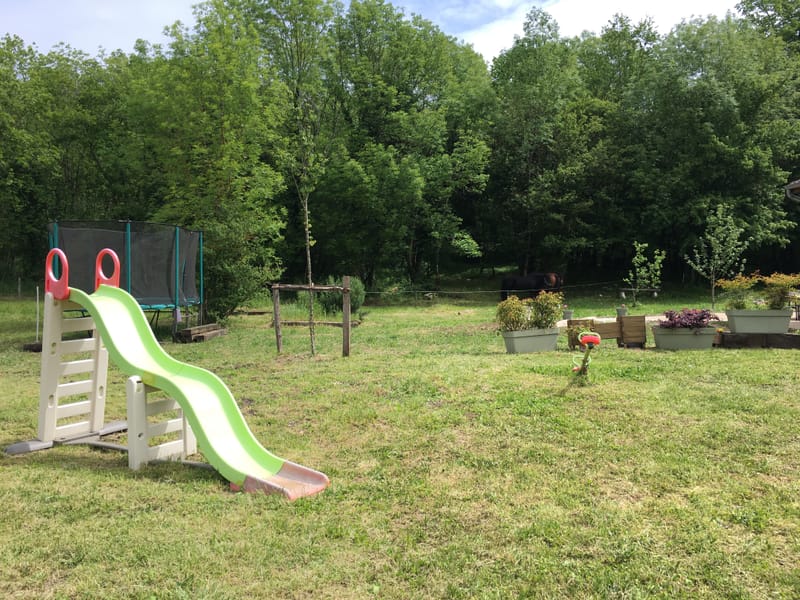 Un espace extérieur avec jeux ou repas/barbecue