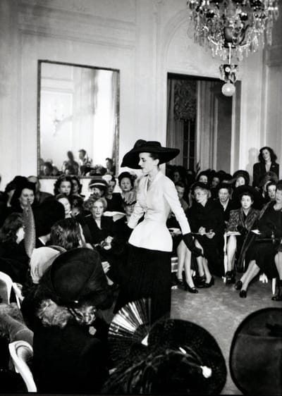 A série "The New Look" sobre Christian Dior nas telas aborda a história e impacto do estilista na moda.