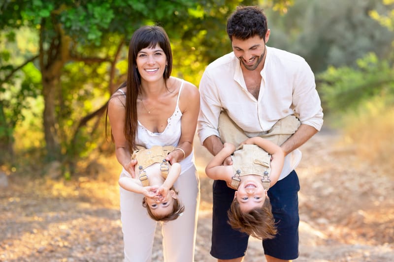 משפחה וילדים בטבע