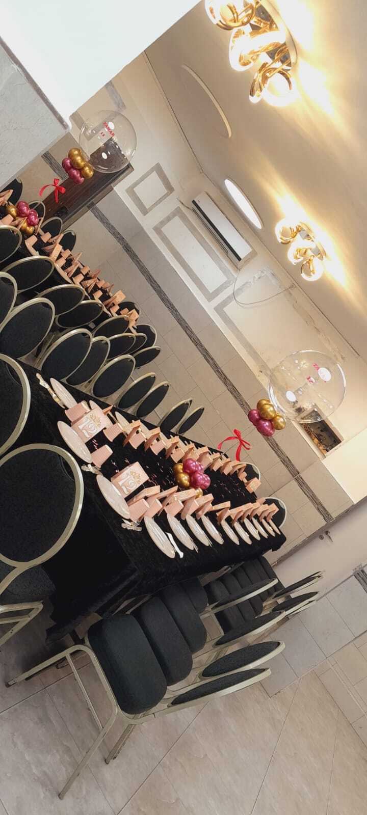  סידורי השולחן שלנו בבלונים הם הדרך המושלמת לקשט את האירוע, בלונים שיוצרים אווירה ייחודית, מתאימים לכל אירוע, ומשדרגים את חוויית האירוע לרמה חדשה של אלגנטיות וסטייל 