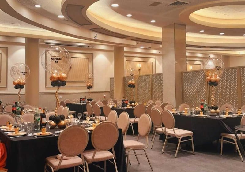  סידורי השולחן שלנו בבלונים הם הדרך המושלמת לקשט את האירוע, בלונים שיוצרים אווירה ייחודית, מתאימים לכל אירוע, ומשדרגים את חוויית האירוע לרמה חדשה של אלגנטיות וסטייל 