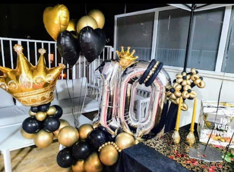  סידורי השולחן שלנו בבלונים הם הדרך המושלמת לקשט את האירוע, בלונים שיוצרים אווירה ייחודית, מתאימים לכל אירוע, ומשדרגים את חוויית האירוע לרמה חדשה של אלגנטיות וסטייל 