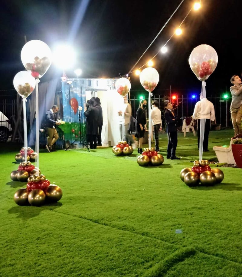  סידורי השולחן שלנו בבלונים הם הדרך המושלמת לקשט את האירוע, בלונים שיוצרים אווירה ייחודית, מתאימים לכל אירוע, ומשדרגים את חוויית האירוע לרמה חדשה של אלגנטיות וסטייל 