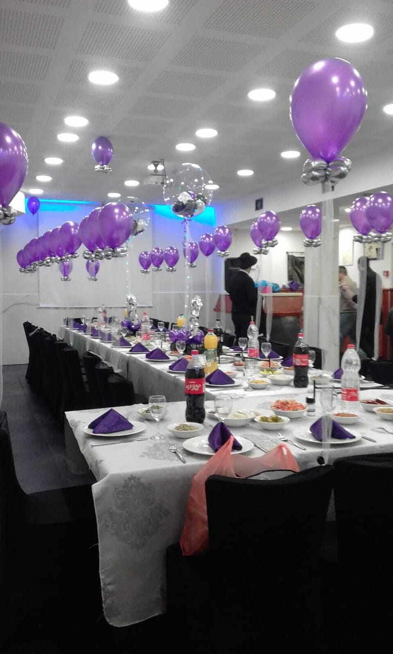  סידורי השולחן שלנו בבלונים הם הדרך המושלמת לקשט את האירוע, בלונים שיוצרים אווירה ייחודית, מתאימים לכל אירוע, ומשדרגים את חוויית האירוע לרמה חדשה של אלגנטיות וסטייל 