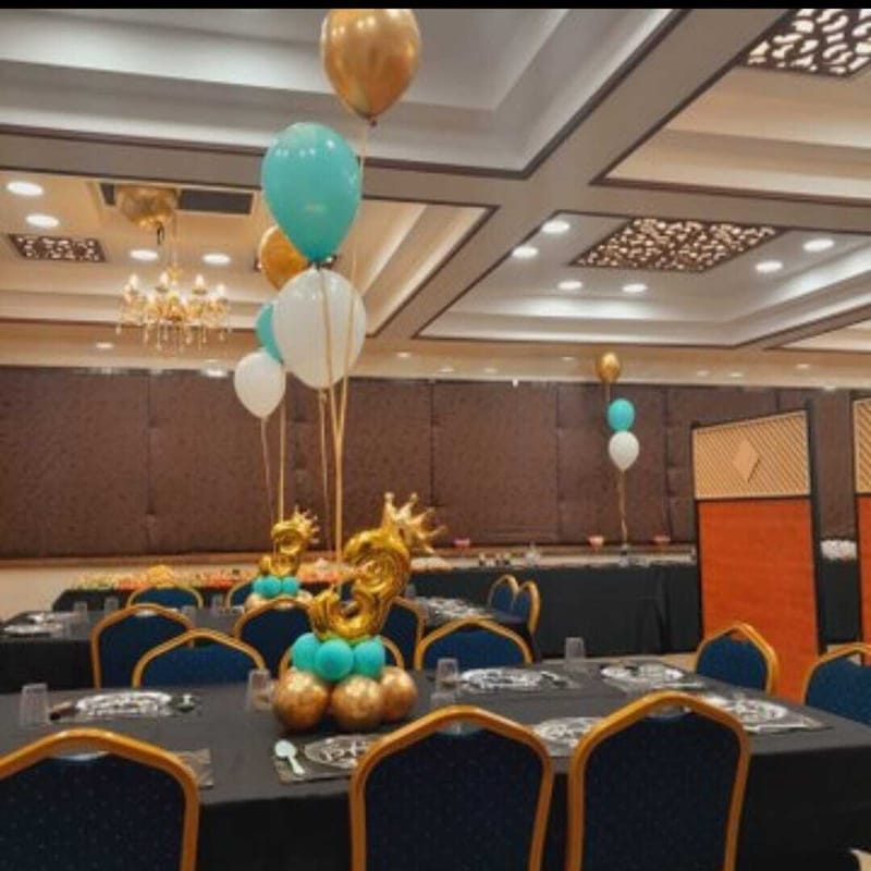  סידורי השולחן שלנו בבלונים הם הדרך המושלמת לקשט את האירוע, בלונים שיוצרים אווירה ייחודית, מתאימים לכל אירוע, ומשדרגים את חוויית האירוע לרמה חדשה של אלגנטיות וסטייל 