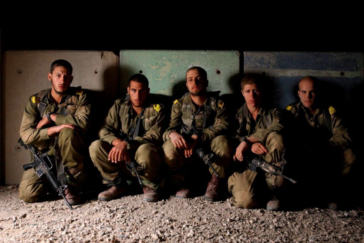 טירוני פלוגה ל' מגדוד בזלת של חטיבת נח"ל. בתמונה מימין לשמאל: איתי אבוטבול, אורי גרוס, מתן אמסלם, מנו וייסמן, מיכאל גולן | Nahal brigade novices of L’ company, battalion Bazelet. In the picture right to left: Itai Abutbul, Uri Gross, Matan Amsalem, Mano Wiseman, Michael Golan