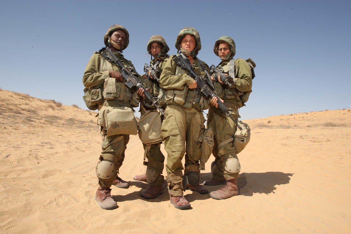 טירוניות פלוגת ראם מגדוד קרקל של חטיבת הנח"ל. בתמונה מימין לשמאל: גל מצבר, אלמוג פרידזון, דפנה בריקמן, ווגה ברוק | Nahal brigade novices of Raam company, battalion Carcal. Right to left: Gal Mazber, Almog Fridzaon, Daphne Brickman, Vega Brock