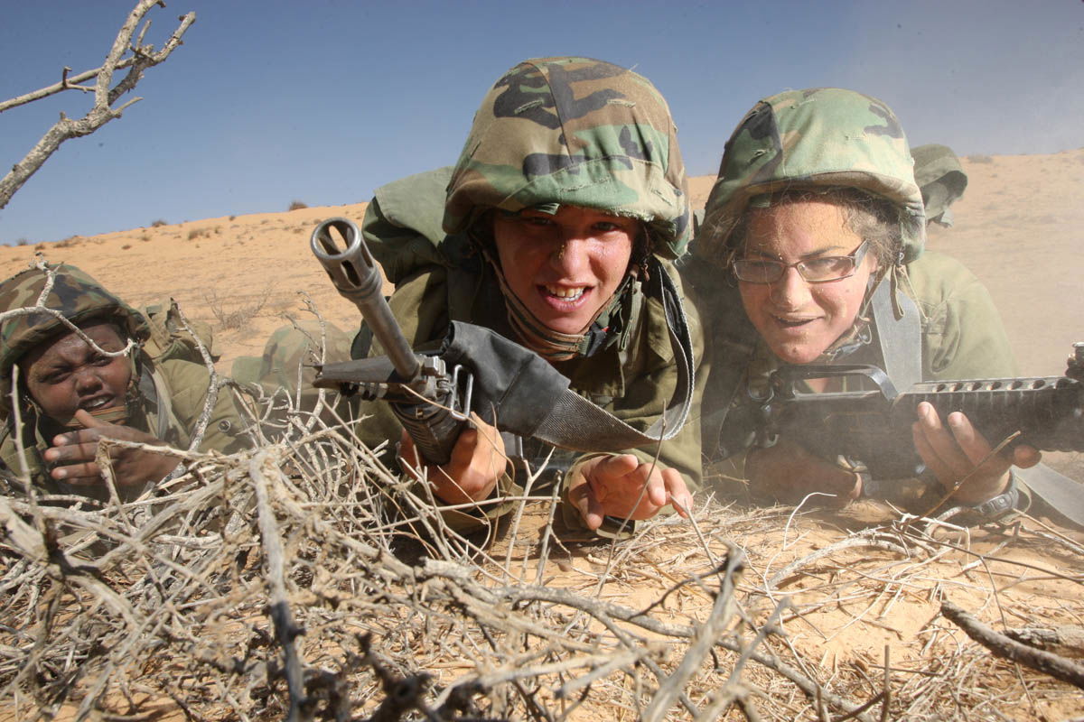 טירוניות פלוגת ראם מגדוד קרקל של חטיבת הנח"ל. בתמונה מימין לשמאל: גל מצבר, אלמוג פרידזון, ווגה ברוק | Nahal brigade novices of Raam company, battalion Carcal. Right to left: Gal Mazber, Almog Fridzaon, Vega Brock