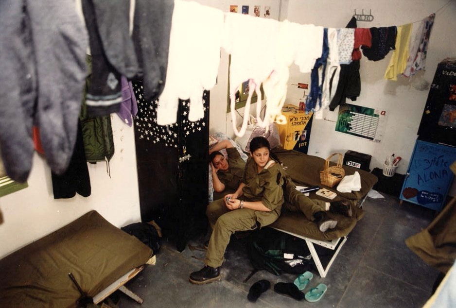 חיילות במנוחה | Soldiers at a break