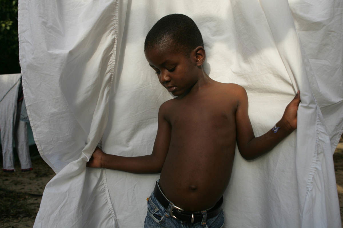 וודלי אליזה בן השש נחת בארץ עם משלחת צה"ל להאיטי אחרי רעש האדמה שאירע ב – 2010. בתמונה מצולם וודלי מספר שעות לפני ניתוח לתיקון מום בליבו | Six year old Woodly Elysee, who landed in Israel together with the IDF aid mission to Haiti after the earthquake occurred at 2010. The picture was taken several hours before surgery to repair Woodly heart defect