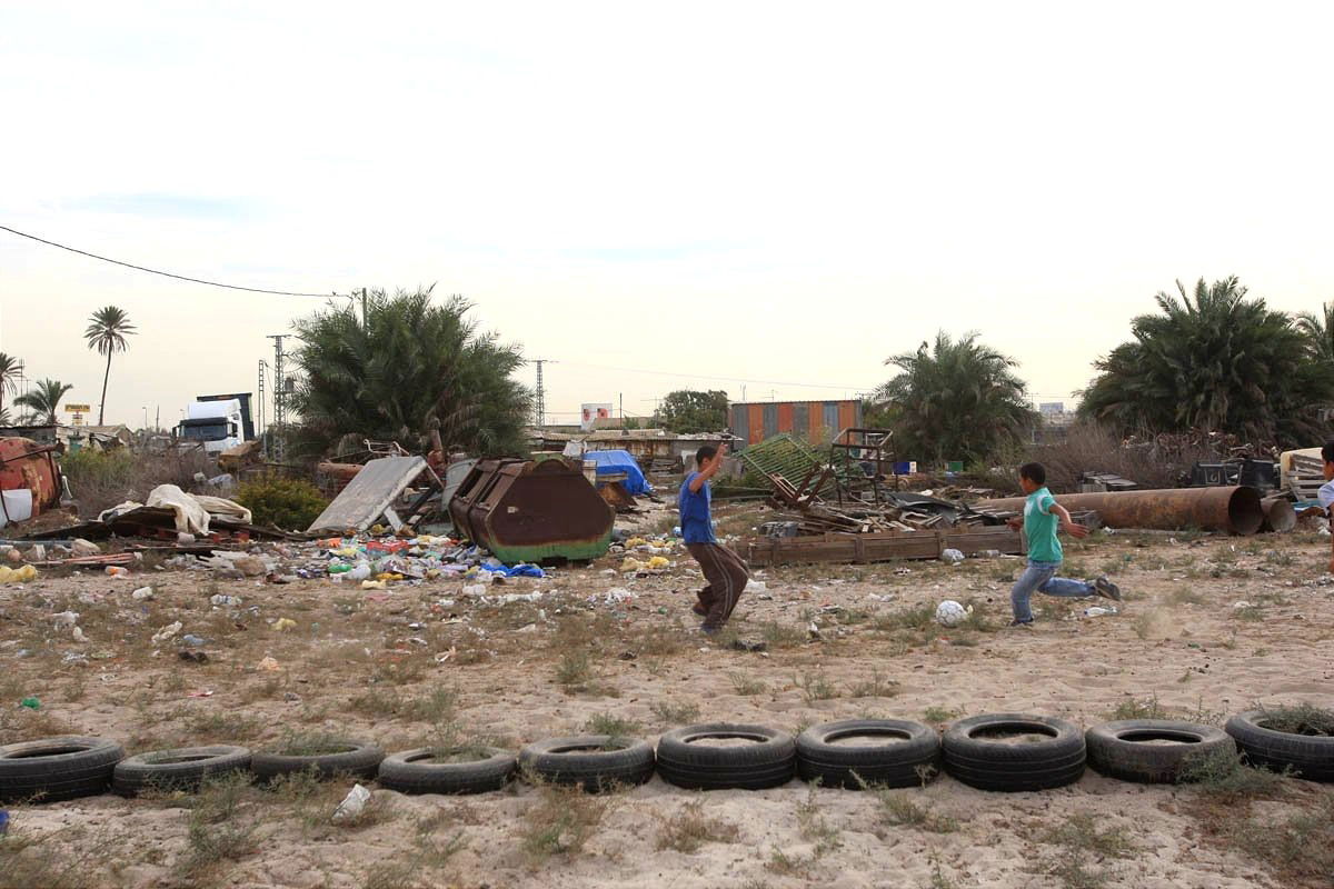 ילדים משחקים כדורגל בשכונת הברבור בעכו | Children playing soccer in Ha’barbur neighborhood in Akko