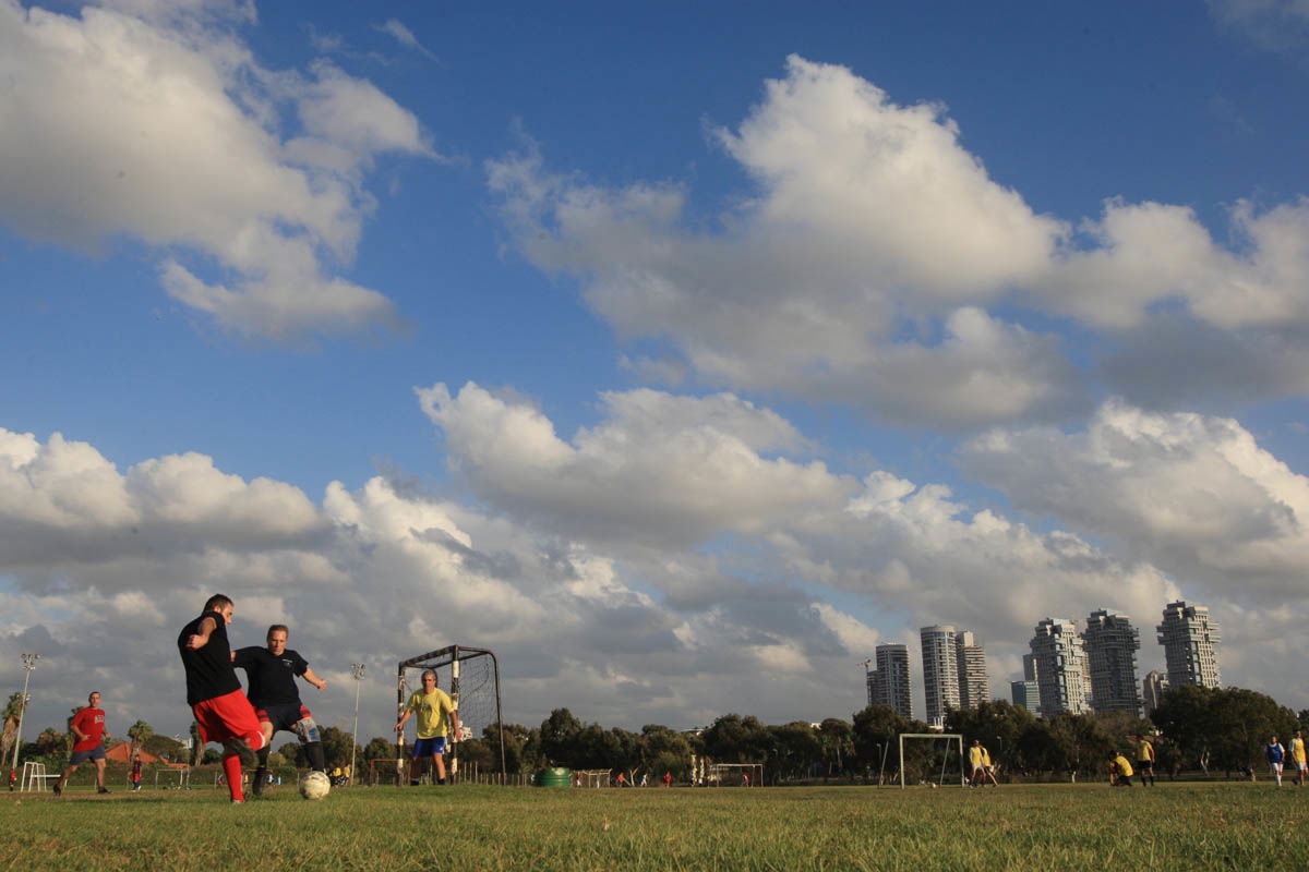 משחק כדורגל שכונתי בפארק הירקון | A neighborhood soccer game at Hayarkon Park