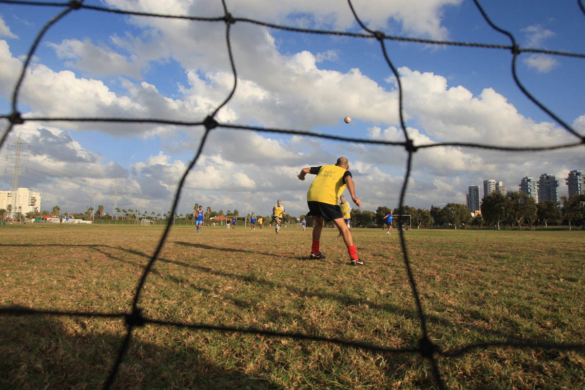 משחק כדורגל שכונתי בפארק הירקון | A neighborhood soccer game at Hayarkon Park