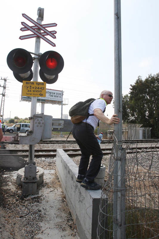נעם שליט במהלך צעדה ארצית הקוראת לשחרור בנו גלעד משבי חמאס | Noam Shalit during a nationwide march calling for the release of his son Gilad from Hamas captivity
