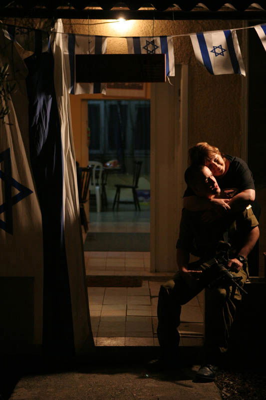 אסתר בן-יהודה מהישוב כפר תבור שכלה את בנה אליאל במלחמת לבנון השנייה. בתמונה: אסתר  יושבת עם בנה השני גלעד, שהתגייס לחטיבת גולני, במרפסת ביתו של אליאל | Esther Ben-Yehuda from Kfar Tavor lost her son Eliel in the 2nd Lebanon War. In the picture: Esther sitting with her second son Gilad, who enlisted to the Golani brigade, at Eliel’s home balcony