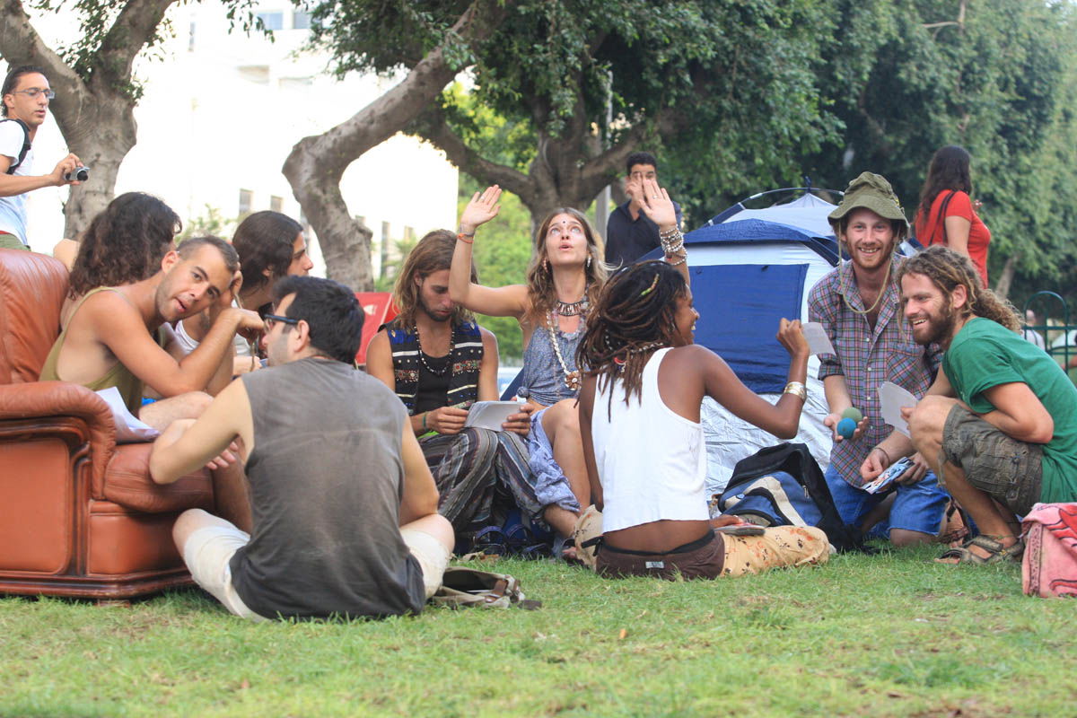 בני נוער בשדרות רוטשילד בתל אביב. ימי המחאה החברתית, 2011 | Teenagers on Rothschild Boulevard in Tel Aviv. The days of social protest, 2011