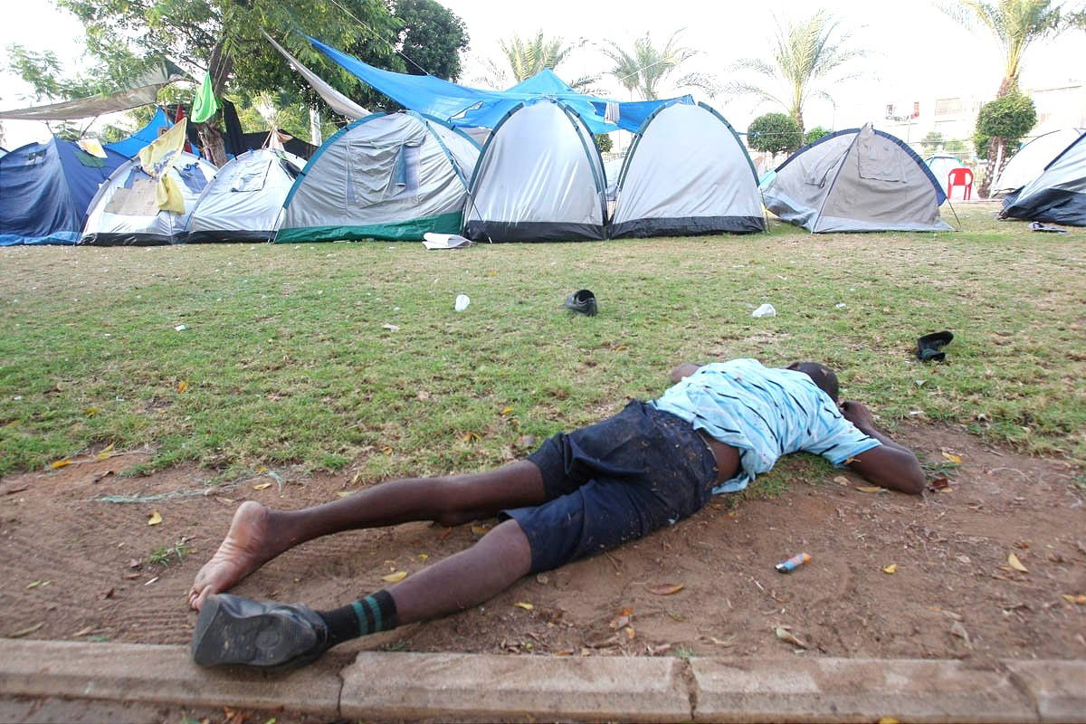 גינת לוינסקי בתחנה המרכזית הישנה בתל אביב בימי המחאה החברתית, 2011 | Levinsky Garden in the old central station in Tel Aviv during the days of the social protest, 2011