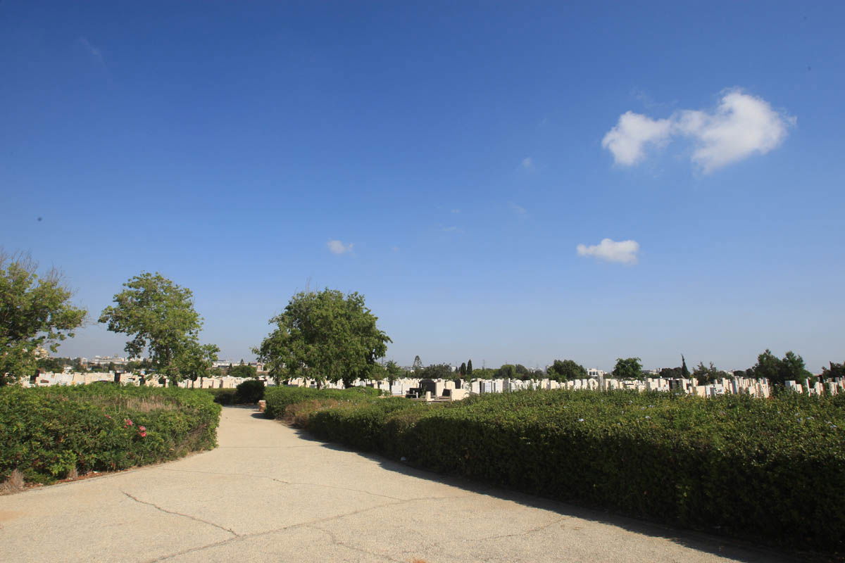 בית העלמין קרית שאול | Kiryat Shaul Cemetery
