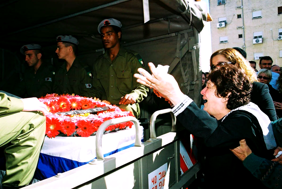 לוויתו של סמל ראשון עדי אביטן שגופתו הוחזרה בעסקת חילופי שבויים ב - 2004 | Funeral of first sergeant Adi Avitan, whose body was returned in exchange for discharge Palestinian prisoners at 2004