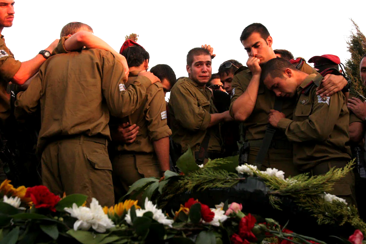 חברים לנשק מבכים את סמל ראשון יונתן הדסי בלוויתו. סמ"ר הדסי, בן 21 במותו, לוחם ביחידה מובחרת של חטיבת הצנחנים, נהרג במלחמת לבנון השנייה | Comrades-in-arm mourns at the funeral of first sergeant Jonathan Hadasi. First sergeant Hadasi, 21 years old, a fighter from an elite unit of the Paratroopers division, was killed in the 2nd Lebanon war