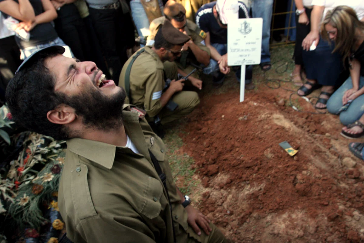 חברים לנשק מבכים את סמל יוסף אביטבול בלוויתו. סמל אביטבול, בן 19 במותו, לוחם בגדוד 51 של חטיבת גולני, נהרג במלחמת לבנון השנייה | Comrades-in-arm mourn at the funeral of sergeant Yosef Avitbul. Sergeant Avitbul, 19 years old, a fighter from battalion 51 of Golani division, was killed in the 2nd Lebanon war