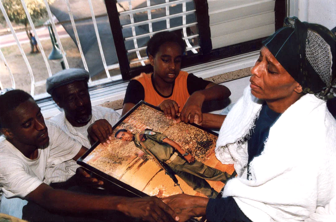 משפחה מעכו מקבלת את הבשורה, 1997 | A family from Akko is being informed, 1997