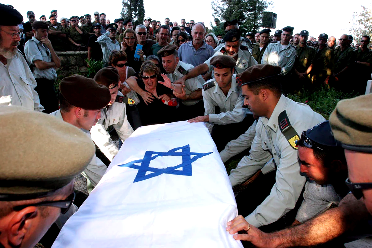 לוויתו של סרן  אליאל בן-יהודה. סרן בן-יהודה, בן 24 במותו, מפקד סיירת בחטיבת גולני, נהרג במלחמת לבנון השנייה. בתמונה: אסתר בן-יהודה, אימו של אליאל, משתטחת על ארונו לפני הקבורה | Military funeral of captain Eliel Ben-Yehuda. Capitan Ben Yehuda, 24 years old, a commander in the commando unit of Golani division, was killed in the 2nd  Lebanon war. In the picture: Ester Ben Yehuda, Eliel's mother, prostrate on her son coffin, just in the bury minuet