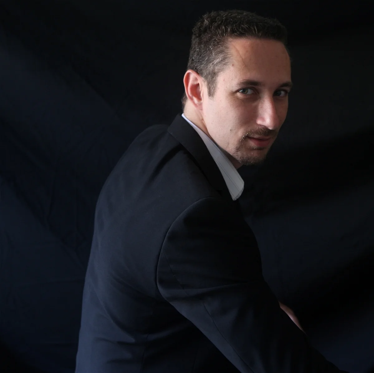 טל פיפרברג. בן 30. נולד ומתגורר בתל-אביב. סטודנט לממשל ודמוקרטיה במרכז הבינתחומי הרצליה. רווק.