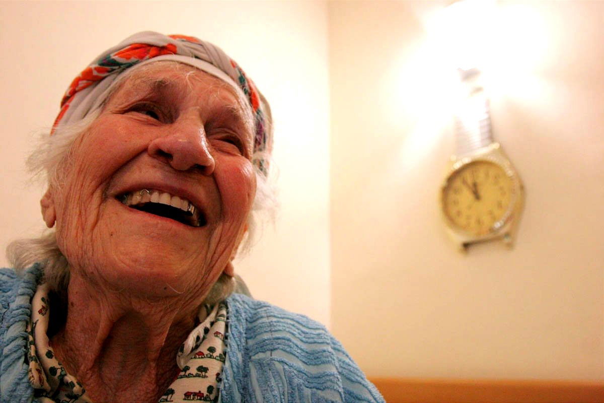 אסתר חייאב, נולדה ב – 1913, במקור מאוזבקיסטן, היתה שחקנית תיאטרון בצעירותה. כעת מתגוררת בבית האבות משל"ב בעפולה.