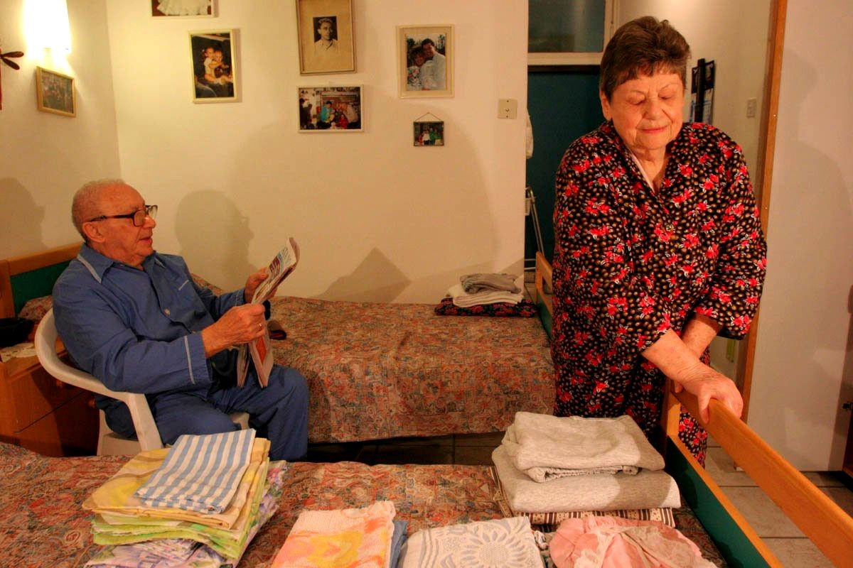 רוזה (ילידת 1917) ומקס (יליד 1911) אוסטר. שניהם במקור מרומניה, גרו בקרית גת וכעת בבית האבות משל"ב בעפולה. מקס היה מנהל מחלקה במפעל טקסטיל, רוזה היתה עקרת בית. נשואים 38 שנים.