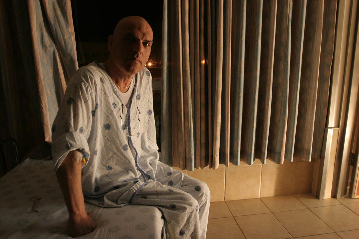 יוסי ויזל, בן 51, עוסק במכירות. חולה בסרטן ריאות. מאושפז במערך האונקולוגי של בית החולים רמב"ם.