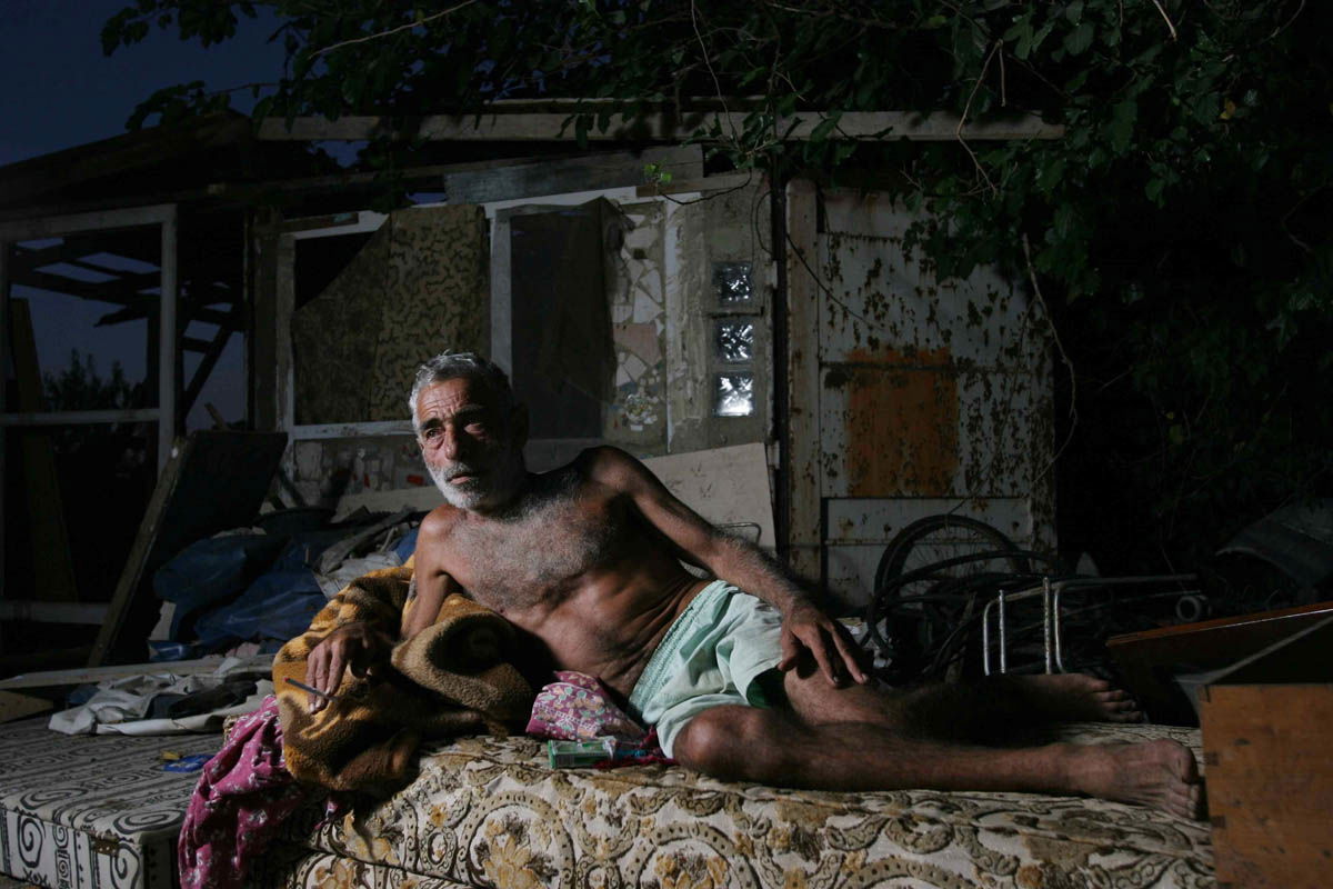 מורדכי רובין יליד 1945. גר מזה 15 שנה בצריף שבנה לעצמו בשדות של כרכור. מגדל עזים תרנגולות וירקות.