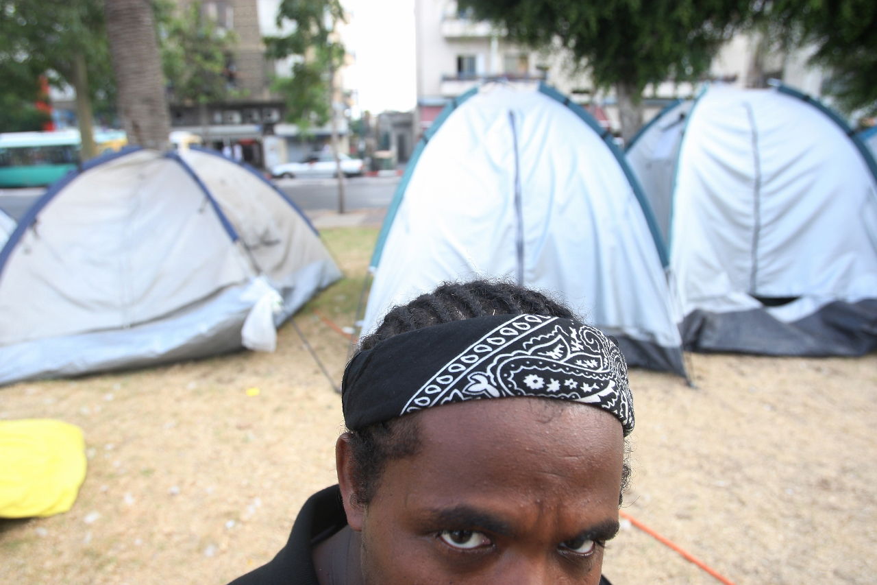 גינת לוינסקי בתחנה המרכזית הישנה בתל אביב בימי המחאה החברתית, 2011 | Levinsky Garden in the old central station in Tel Aviv during the days of the social protest, 2011