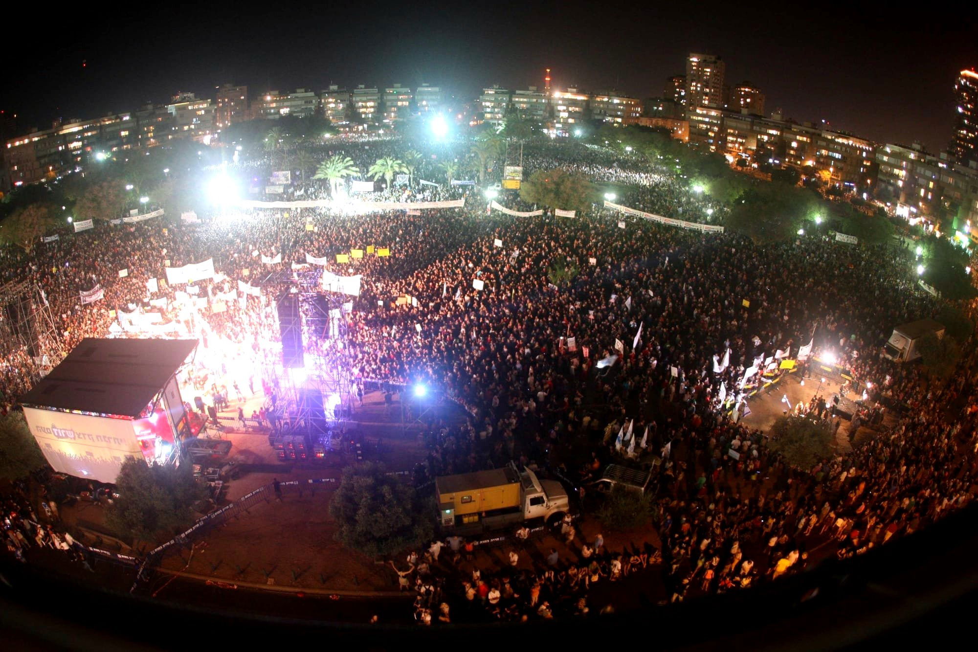 "צעדת המיליון - הפגנה בככר המדינה תל אביב, במהלך המחאה החברתית ב - 2011 | "The Million March" - A massive demonstration during 2011 Israeli social justice protests, took place in Tel Aviv