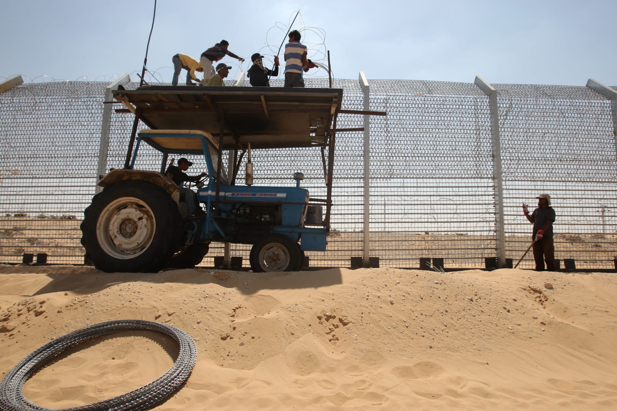 פועלים זרים בונים גדר בין ישראל לעזה | Foreign workers are building a fence between Israel and Gaza
